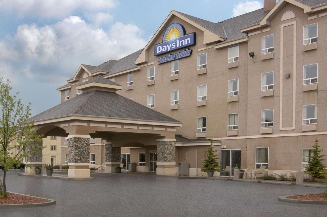 Days Inn by Wyndham Red Deer - ReservationDesk.com