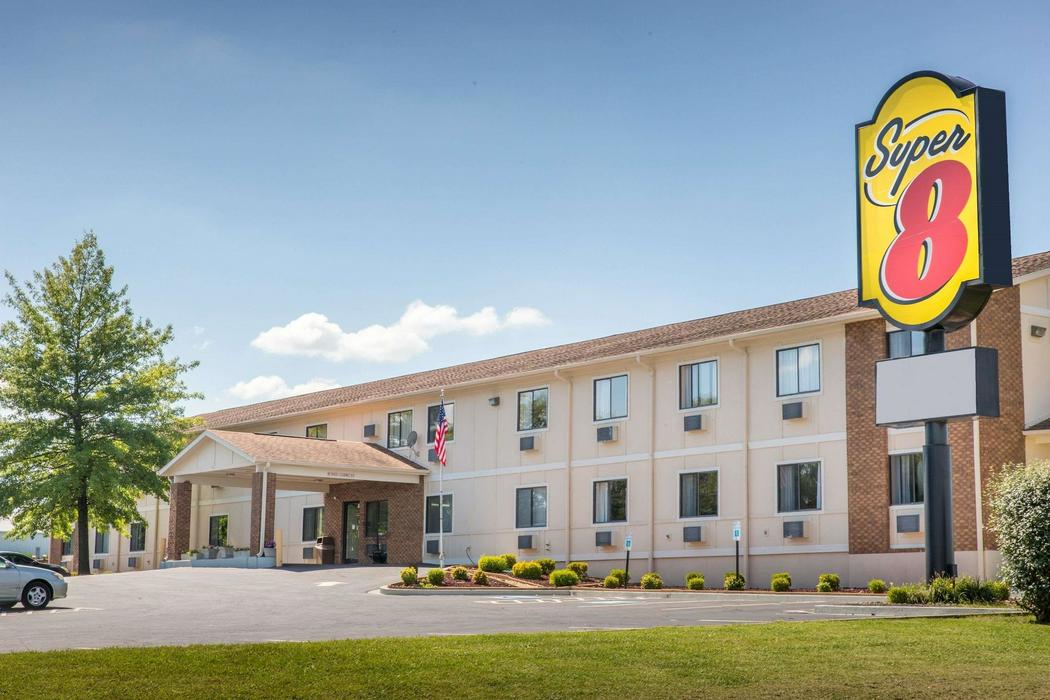 Super 8 by Wyndham Danville - ReservationDesk.com