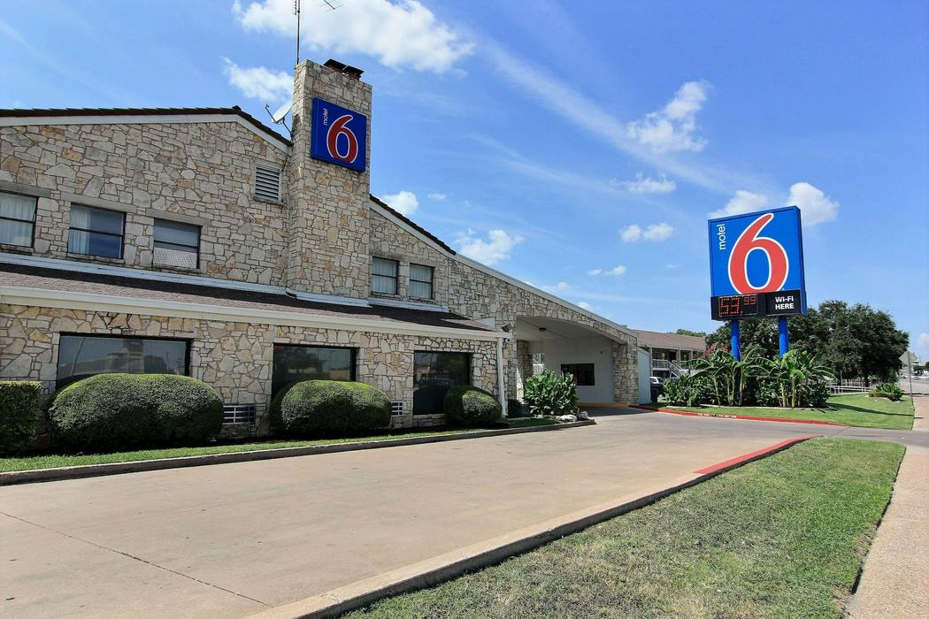 Motel 6 Austin, TX - Central Downtown UT - ReservationDesk.com