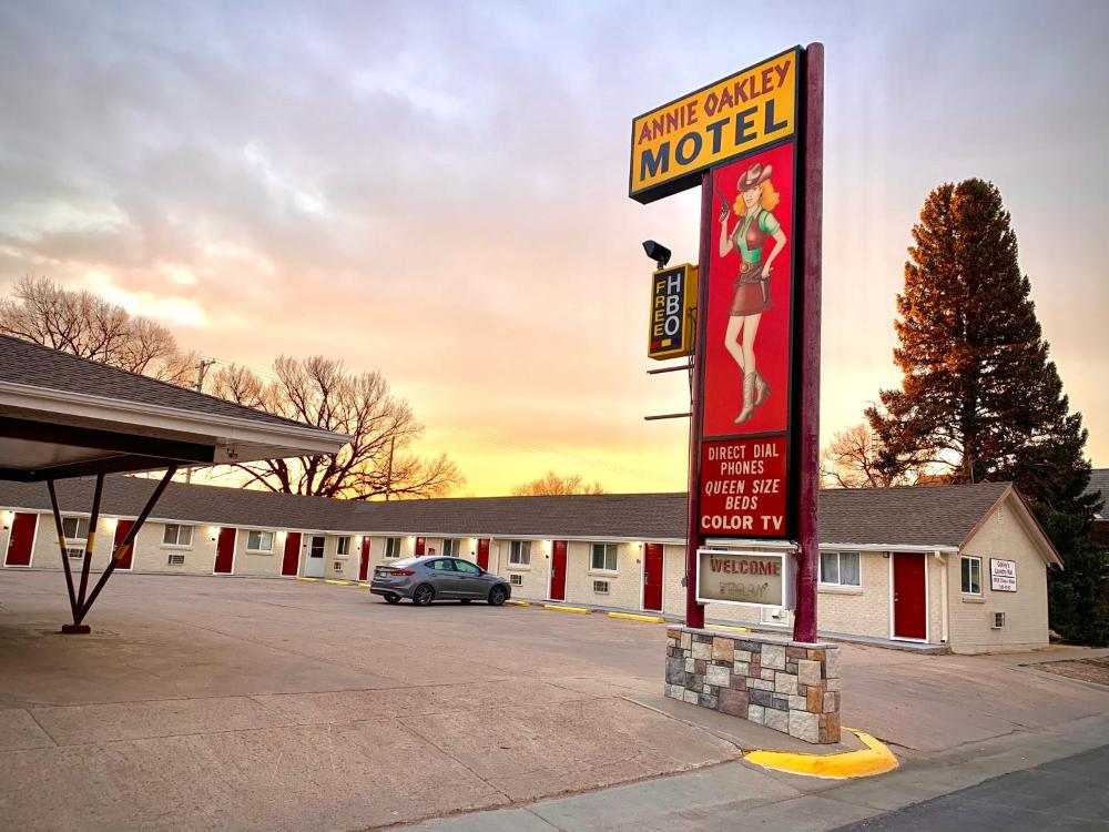 Annie Oakley Motel Oakley Reservationdesk Com