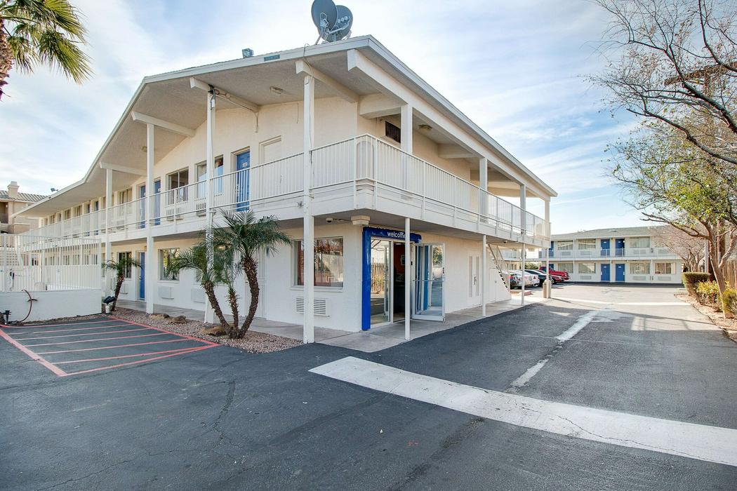 Motel 6 Phoenix, AZ - East - ReservationDesk.com