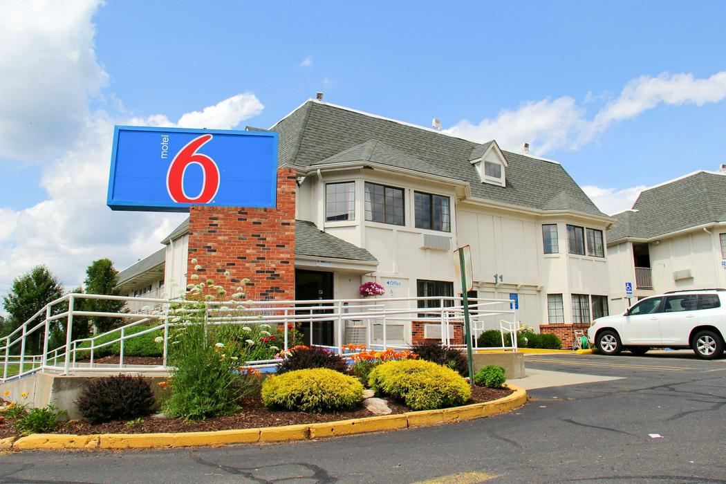 Motel 6 Enfield, CT - Hartford - ReservationDesk.com