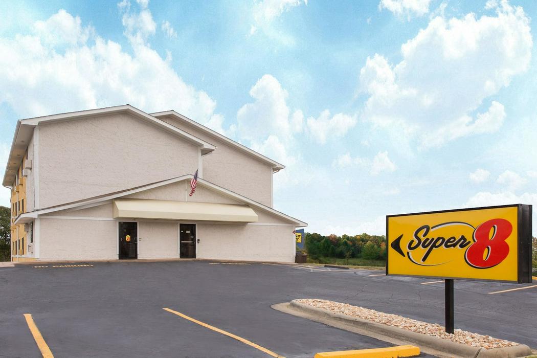 Super 8 by Wyndham Columbus Airport - ReservationDesk.com