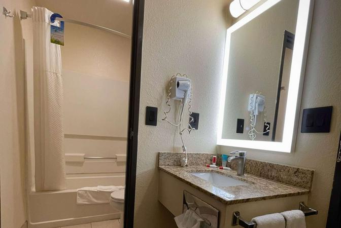 Days Inn Suites By Wyndham Kaukauna Wi In Kaukauna Wi Reservationcounter Com