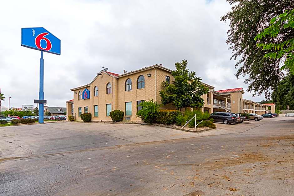 Motel 6 San Antonio, TX Fiesta Trails