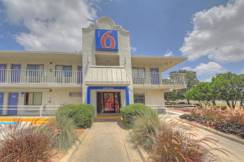 Motel 6 San Antonio, TX Fiesta