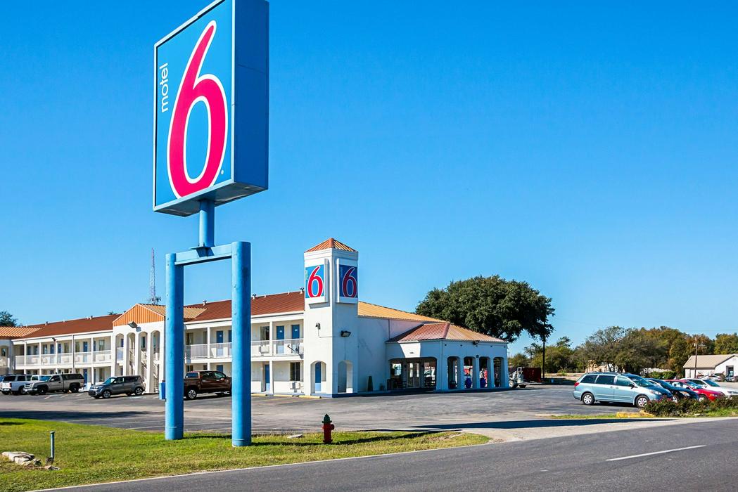 Motel 6 Round Rock, TX - ReservationDesk.com